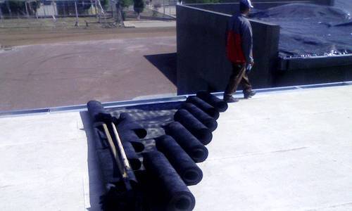 Aplicación de aislante en cubierta de nave
