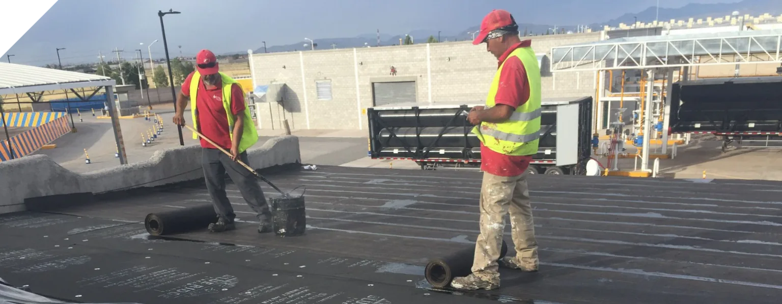Cuadrilla de RETESA aplicando recubrimiento térmico en una cubierta
